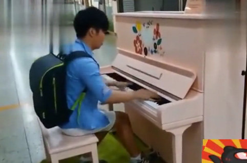 高中生遇上街头钢琴，一抬手就是世界十大最难钢琴曲之《钟》