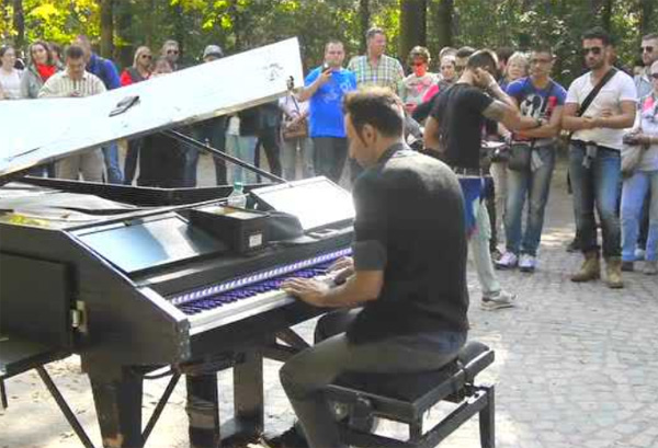 帅哥路边弹奏超美钢琴曲，众人情不自禁为他驻足！