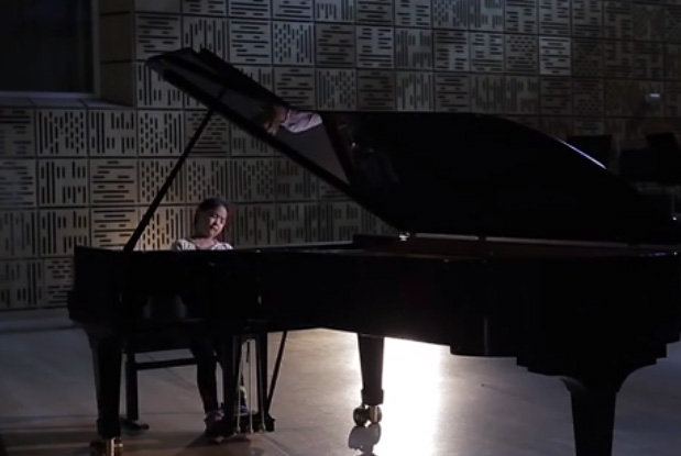 七岁小萝莉弹奏《肖邦幻想曲》