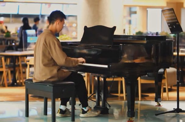 在北大食堂弹钢琴是什么体验