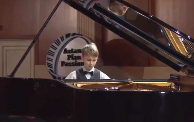 帅气琴童演奏约翰·菲尔德《降E大调夜曲》