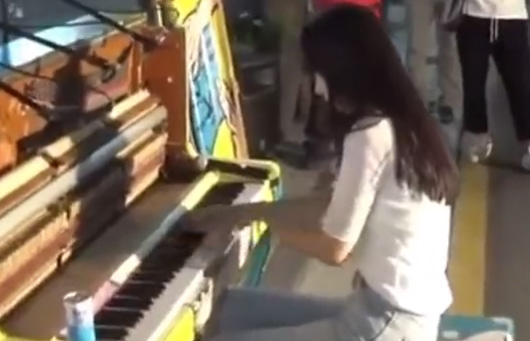 姑娘街边弹奏《Flower Dance》好听的不要不要的！