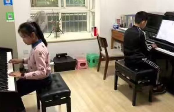 俩小朋友双钢琴弹奏《在水一方》