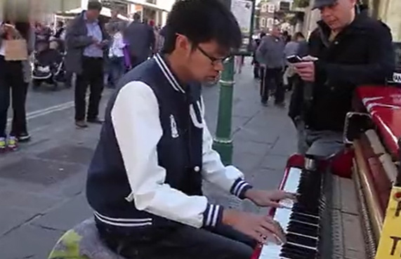 中国小伙在英国街头弹奏《青花瓷》引围观，棒棒哒~