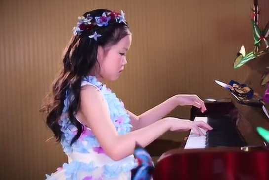 七岁女孩钢琴演奏《梁祝》太美妙了！