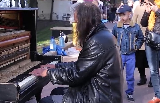 在街上弹钢琴，街头钢琴家，灵魂音乐！