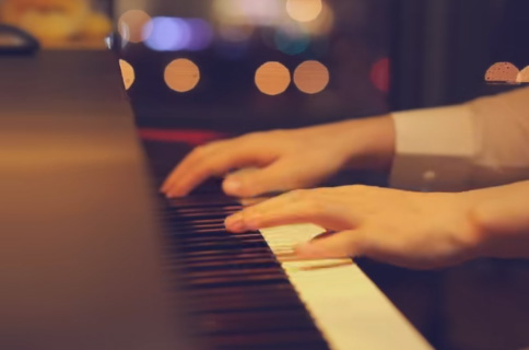 钢琴版《孤勇者》