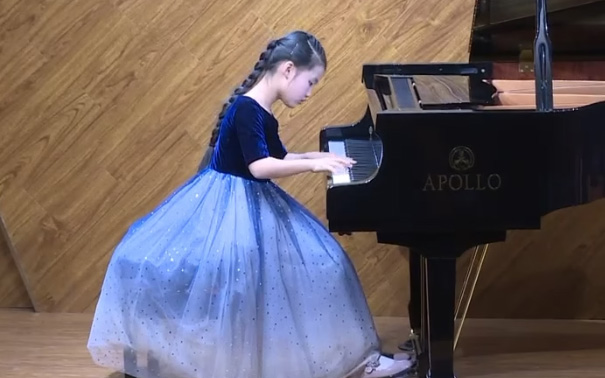 8岁女孩邓雅文钢琴演奏《春天的歌》